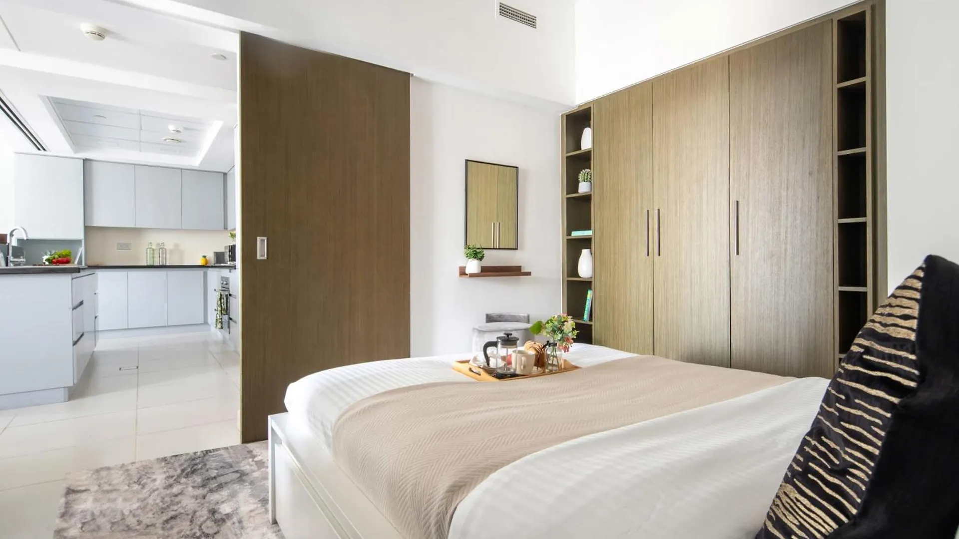 Frank Porter - The Lofts Central Tower Dubai Emirati Arabi Uniti